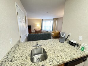 Suite, 1 King Bed with Sofa bed, Non Smoking, Jetted Tub | In-room dining