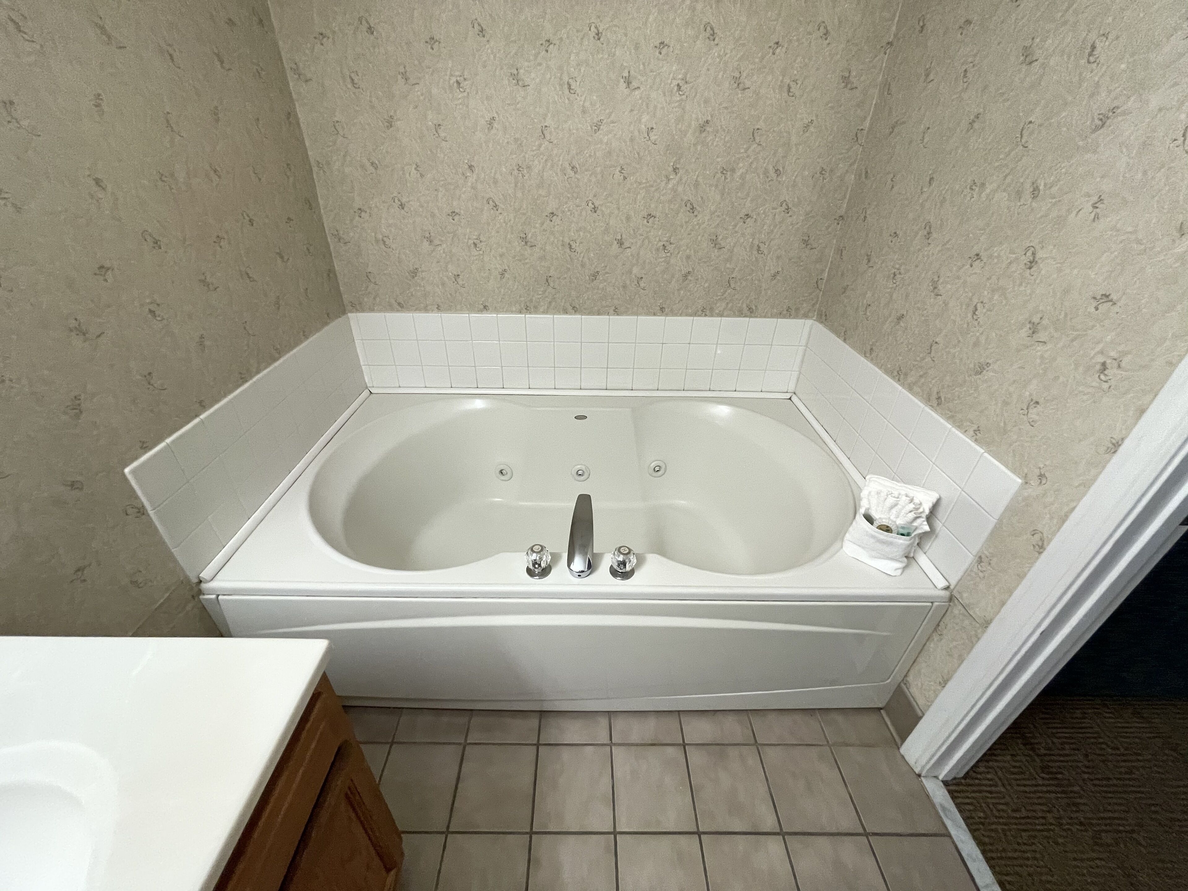 suite, 1 king bed with sofa bed, non smoking, jetted tub | bathroom | free toiletries, hair dryer, towels