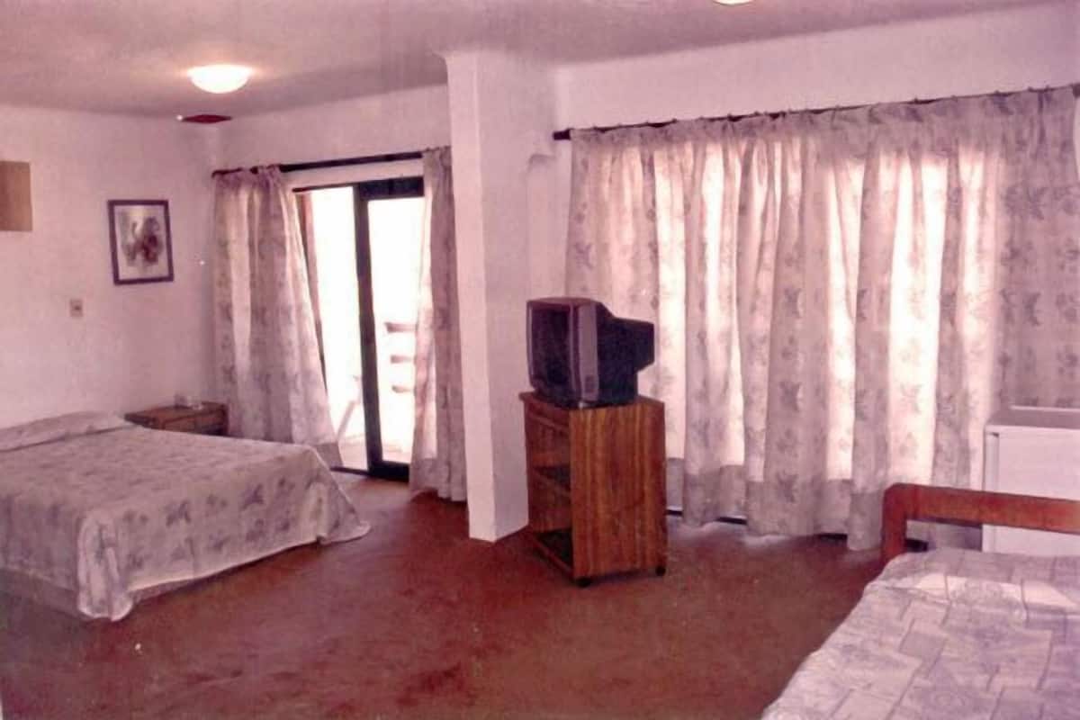 Een minibar, extra bedden, gratis wifi, beddengoed