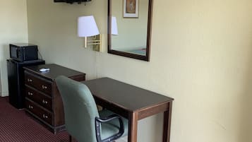 办公桌、免费 WiFi、床单