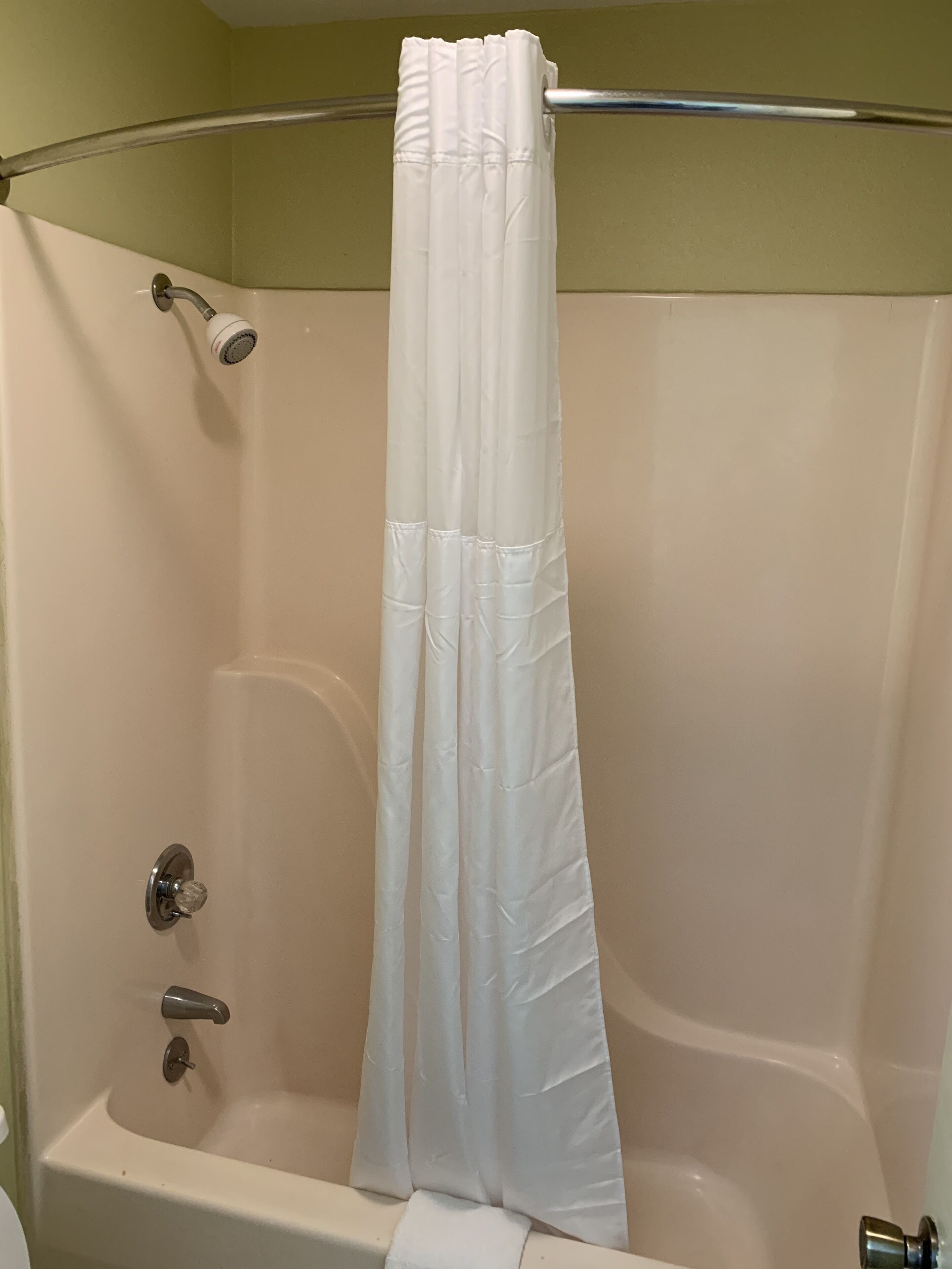 Douche, sèche-cheveux, serviettes fournies