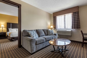 Desk, free cots/infant beds, free WiFi, bed sheets - Quality Inn & Suites Warren (Warren)