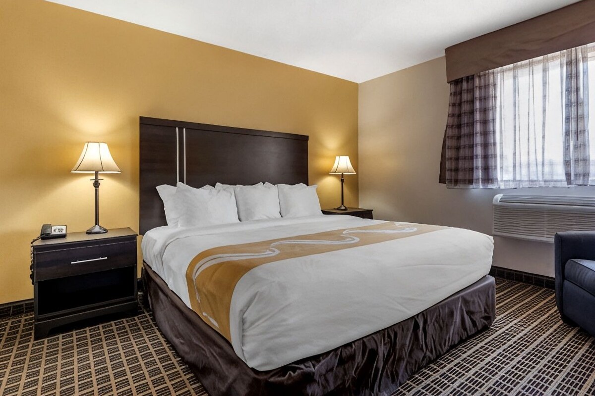 Desk, cribs (free), WiFi (free), bed sheets