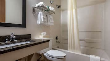 Quarto standard, 2 camas de casal, para não fumantes | Banheiro | Chuveiro/banheira combinados, produtos de toalete grátis