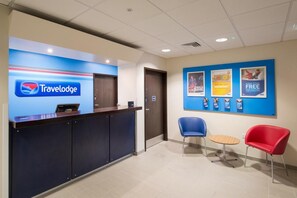 Lobby - Travelodge Egham (Egham)