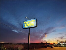 Placa indicando o Howard's Inn.