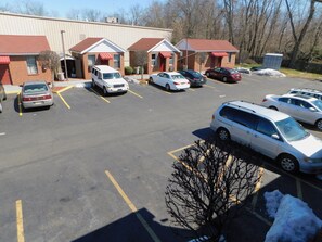 Free self-parking - Mounts Motel (Lawrenceville)