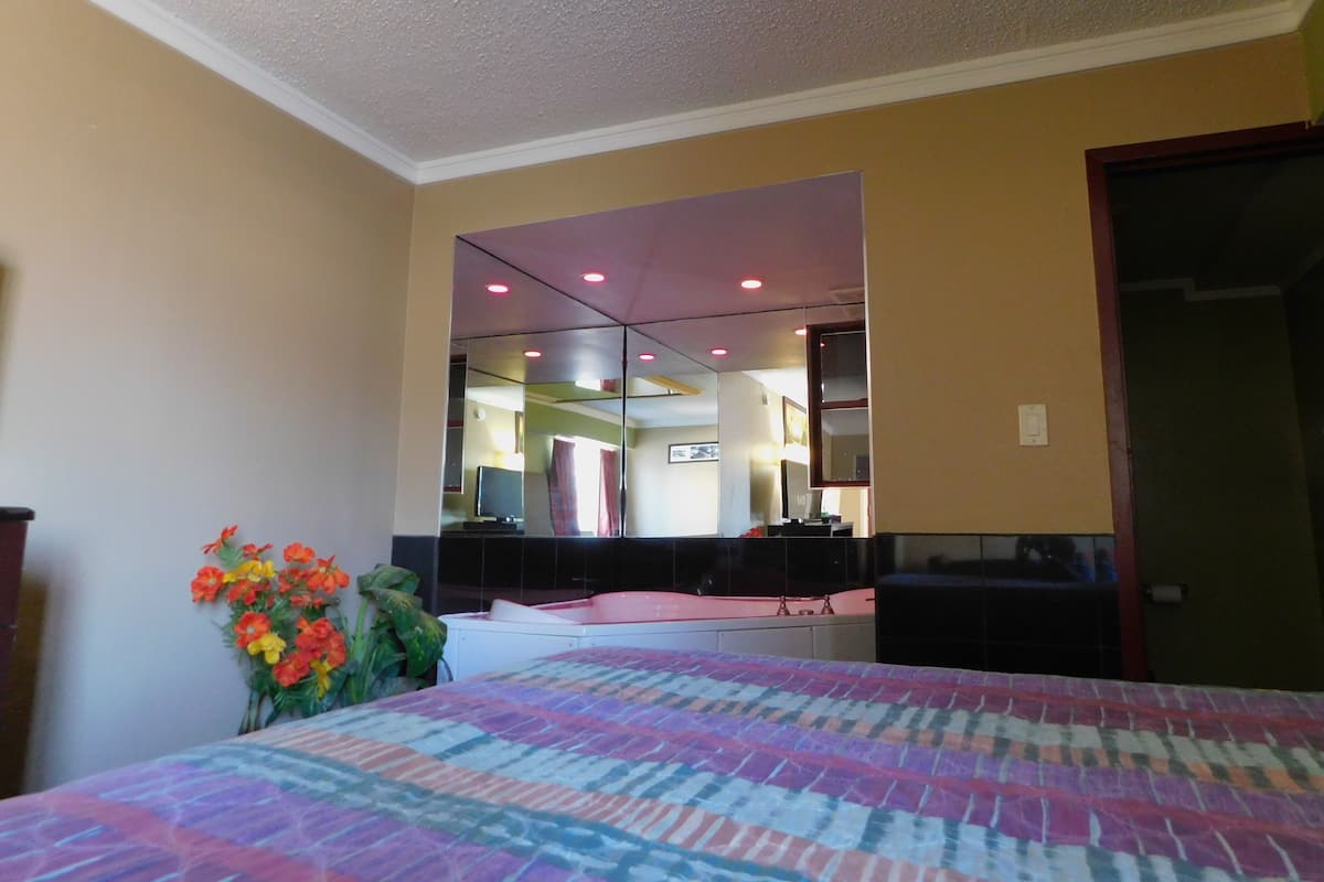 Room, 1 King Bed | Premium bedding, soundproofing, iron/ironing board, free WiFi