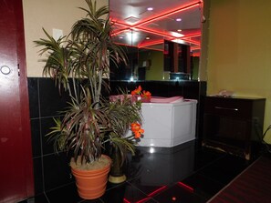 Bañera de hidromasaje cubierta