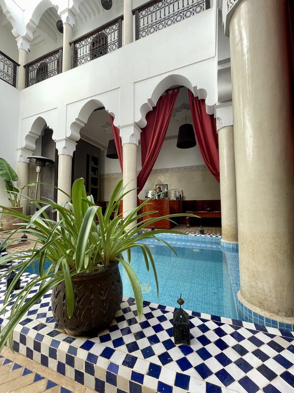 Una piscina al aire libre