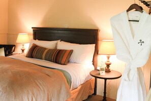 King Room | Premium bedding, individually decorated, individually furnished - Vasquez Creek Inn (Winter Park)