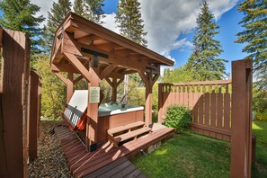 Outdoor spa tub - Vasquez Creek Inn (Winter Park)