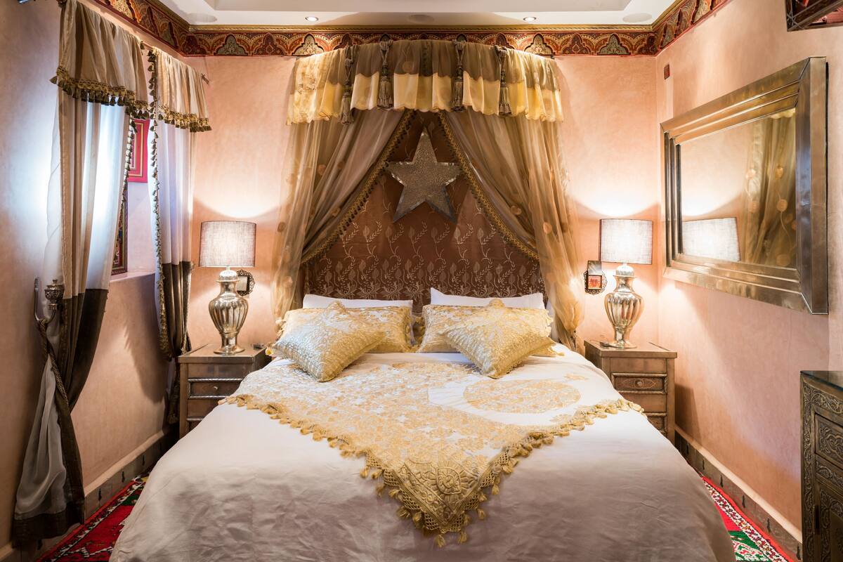 Kamar Double atau Twin Deluks (Amal) | Seprai premium, Wi-Fi gratis, dan didekorasi berbeda-beda