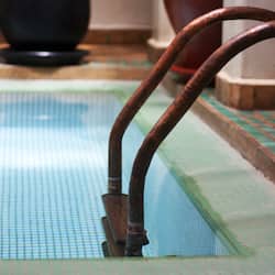 Una piscina al aire libre, sillones reclinables de piscina