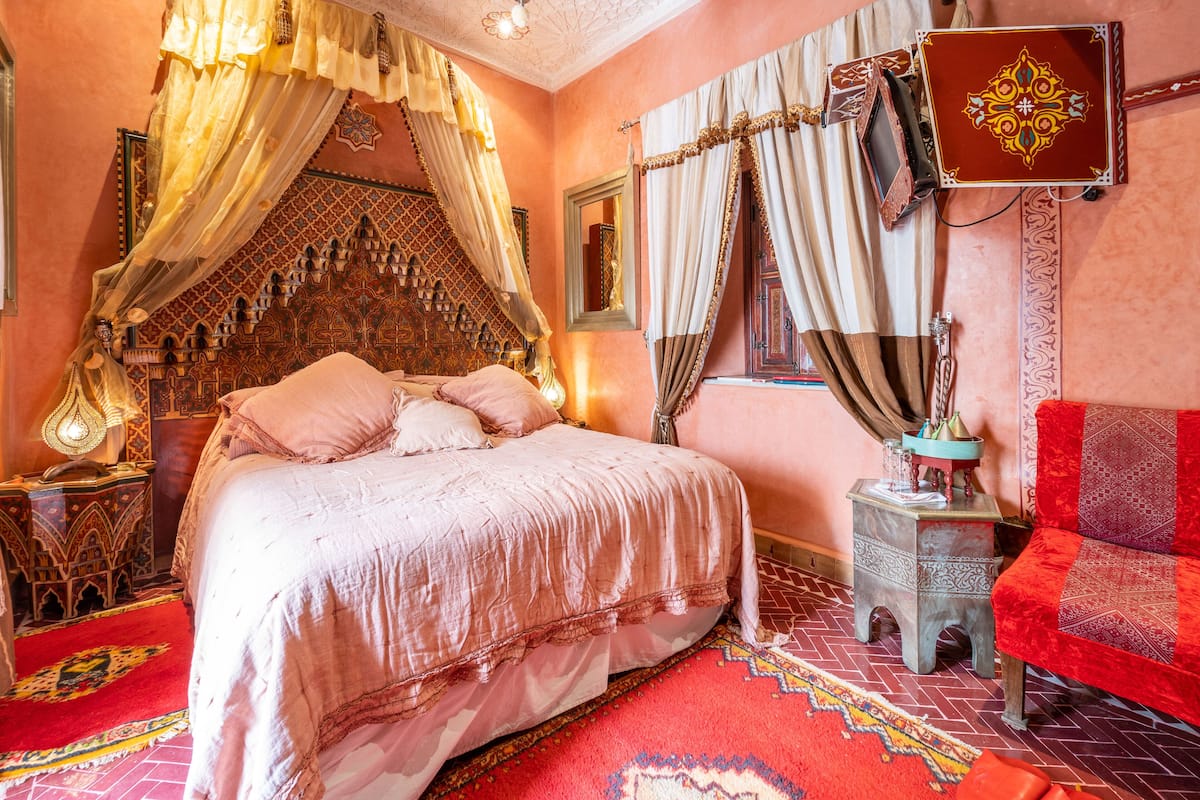 Kamar Double atau Twin Klasik (Karama) | Seprai premium, Wi-Fi gratis, dan didekorasi berbeda-beda