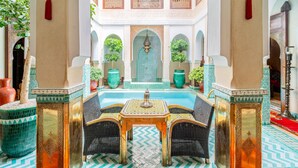 A courtyard with a pool, seating area, and decorative elements. - Riad Hikaya (Marrakech)