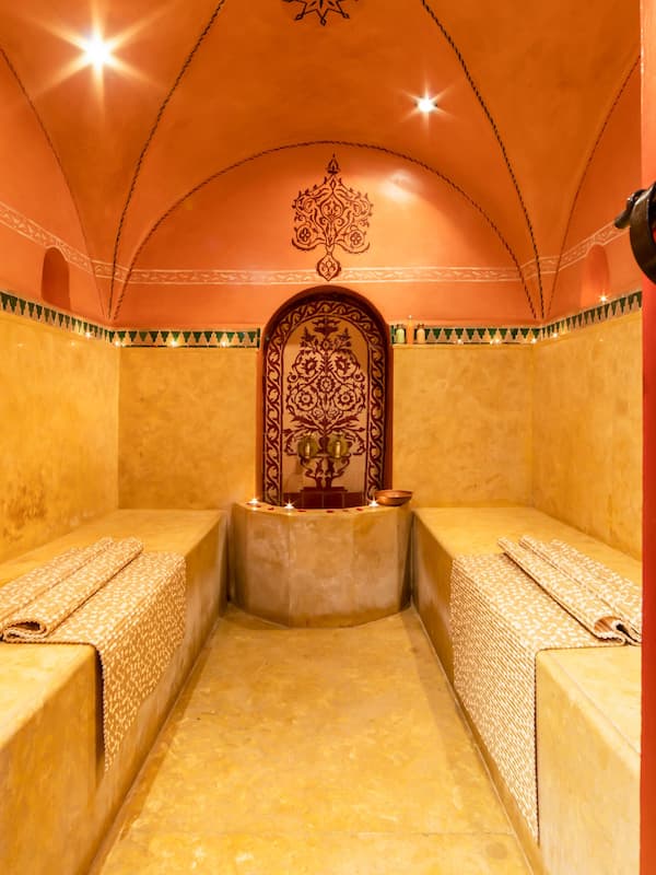 Una bañera de hidromasaje, baño turco, baño turco/hammam