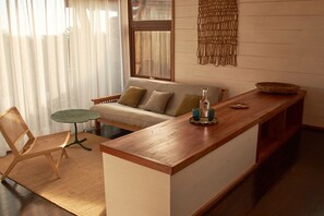Deluxe Double Room | Living area | Flat-screen TV - Cuarzo Lodge (Pichilemu)