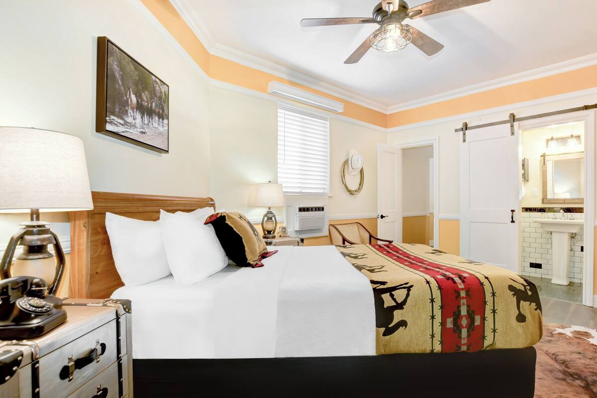 Classic Room, 1 Queen Bed | Premium bedding, pillowtop beds, blackout drapes, free cribs/infant beds