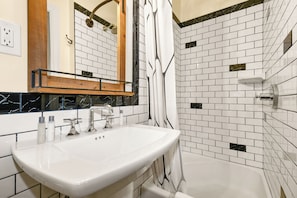 Standard Room, 1 Queen Bed, Non Smoking | Bathroom | Free toiletries, hair dryer, towels, soap