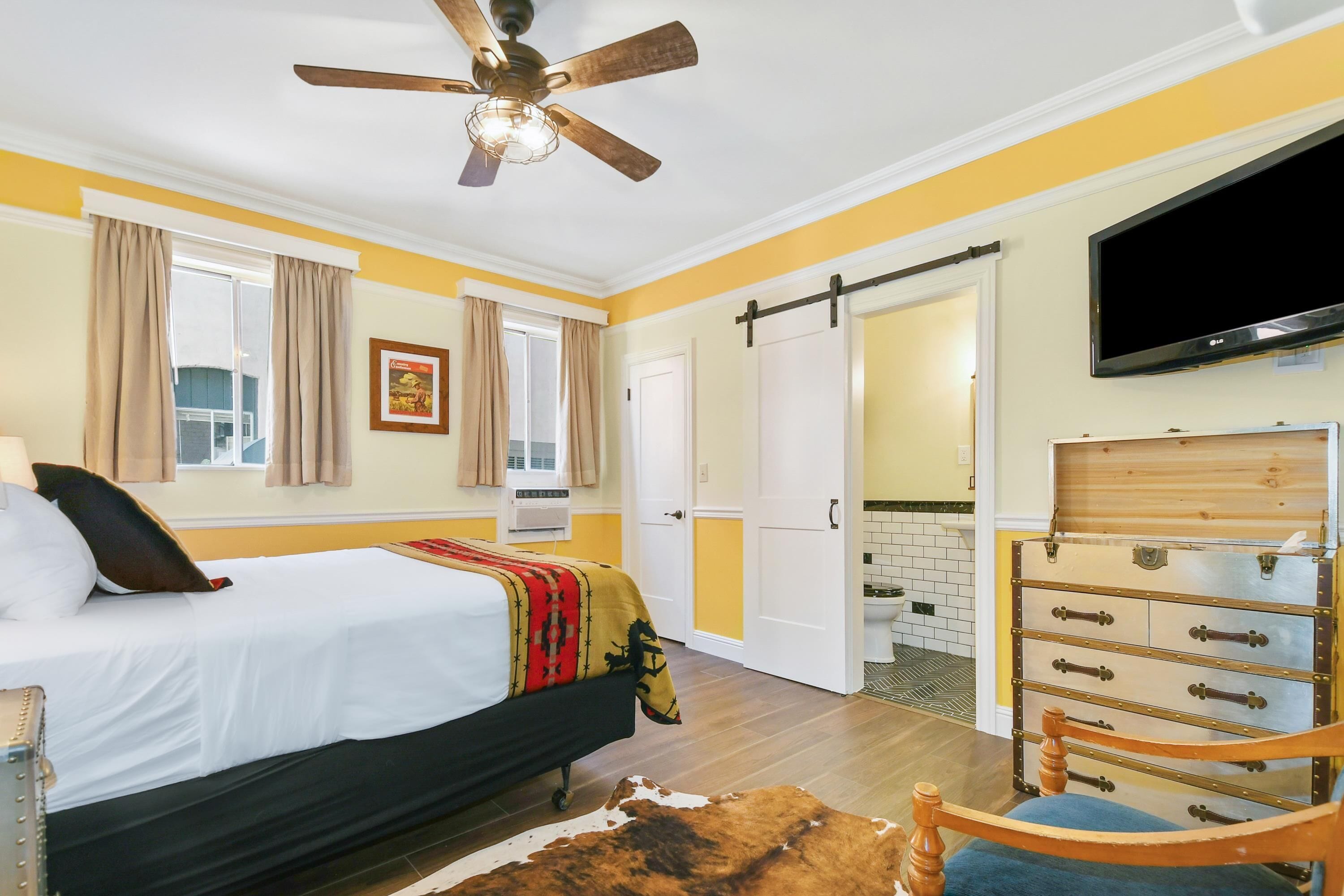 standard room, 1 queen bed, non smoking (larger room) | premium bedding, pillow-top beds, blackout curtains