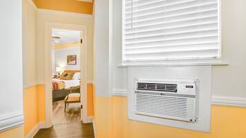 Ropa de cama de alta calidad, camas con pillow-top y cortinas blackout