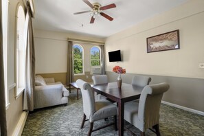 Ropa de cama de alta calidad, camas con pillow-top y cortinas blackout 