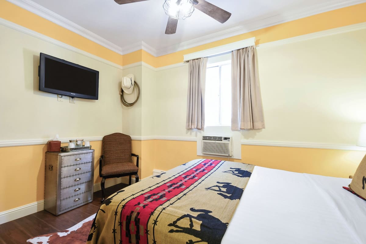 Standard Room, 1 Queen Bed | Premium bedding, pillowtop beds, blackout drapes, free cribs/infant beds