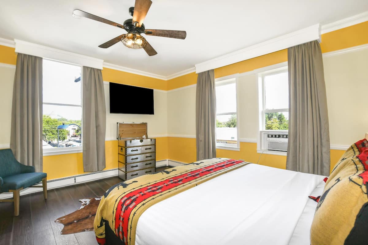 Habitación estándar, 1 cama King size, para no fumadores, vista a la ciudad | Ropa de cama de alta calidad, camas con pillow-top y cortinas blackout 