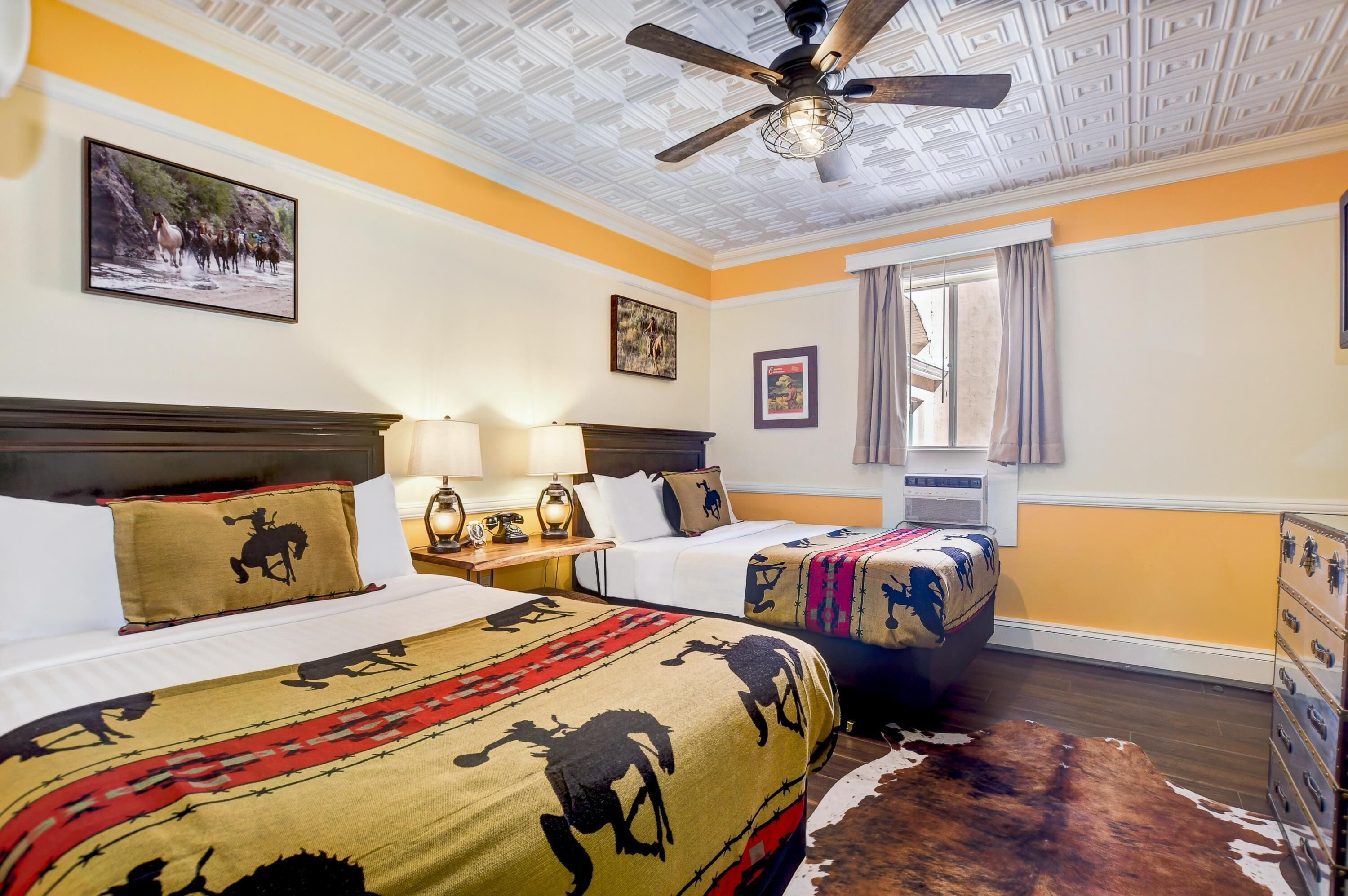 ห้องสแตนดาร์ด, เตียงควีนไซส์ 2 เตียง, ปลอดบุหรี่ | เครื่องนอนระดับพรีเมียม, เตียงพร้อมฟูกเสริมที่นอน, ผ้าม่านกันแสง