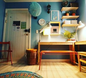 Sky Room (Dormitory) | Meja kerja dan Wi-Fi gratis