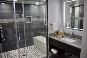 Shower Jet | Bathroom | Combined shower/tub, free toiletries, hair dryer, towels