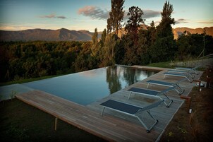 Una piscina al aire libre de temporada