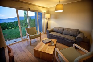 Kamar Triple | Ruang keluarga | TV layar datar