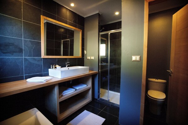 Chambre Triple | Lavabo de la salle de bain
