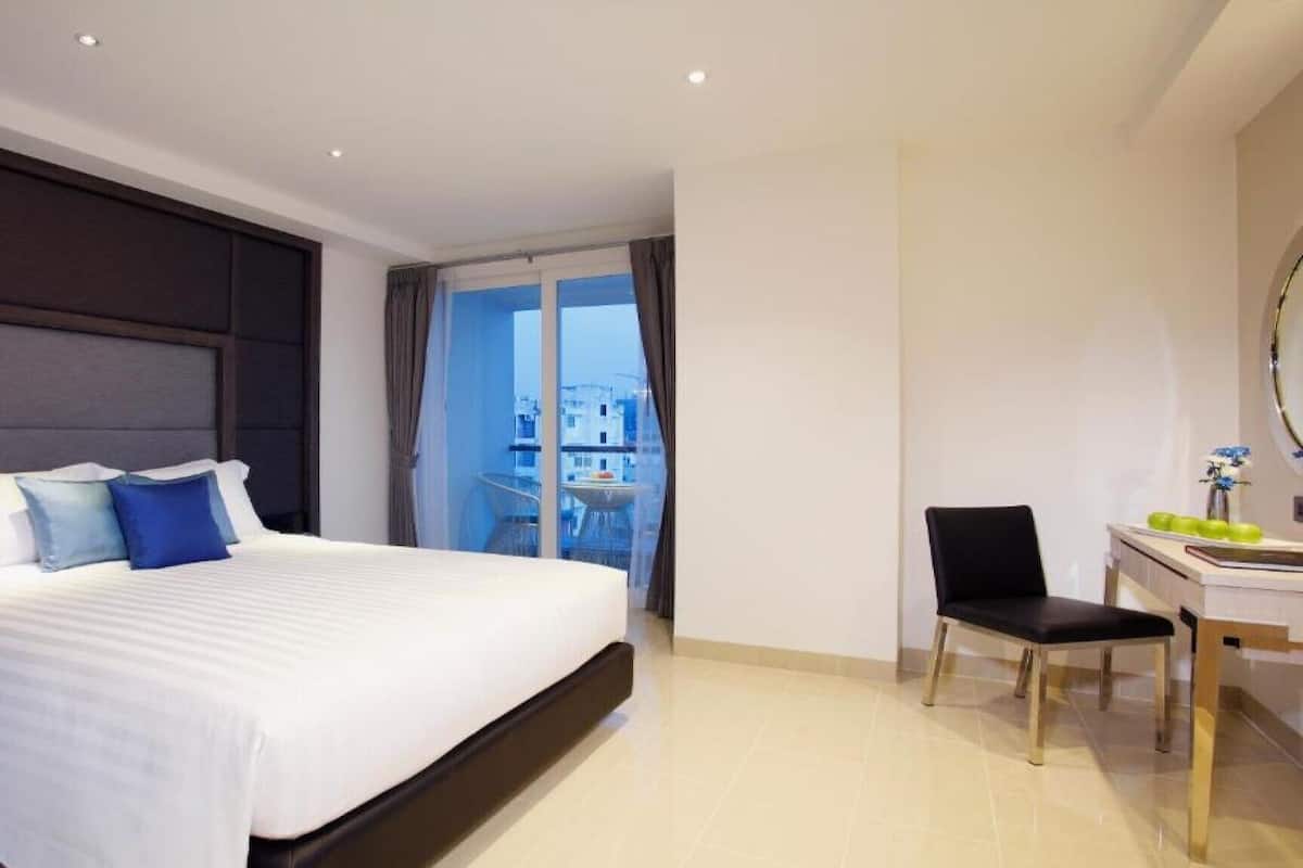 Minibar, in-room safe, desk, iron/ironing board (on request)