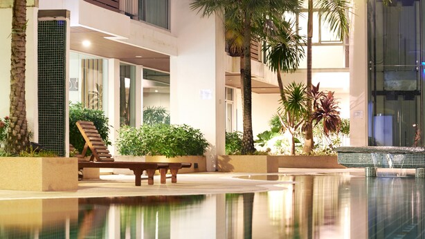 Una piscina al aire libre
