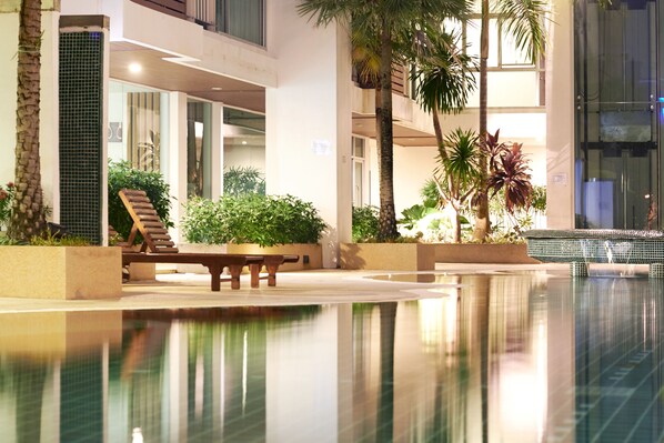 Una piscina al aire libre