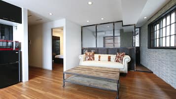 1 bedroom, individually decorated, individually furnished, desk