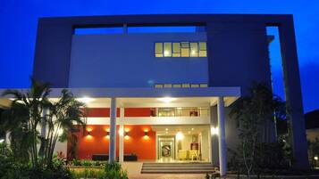 Fachada da propriedade à noite