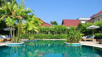 7 outdoor pools, pool loungers