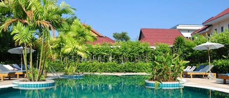 7 piscinas al aire libre, tumbonas