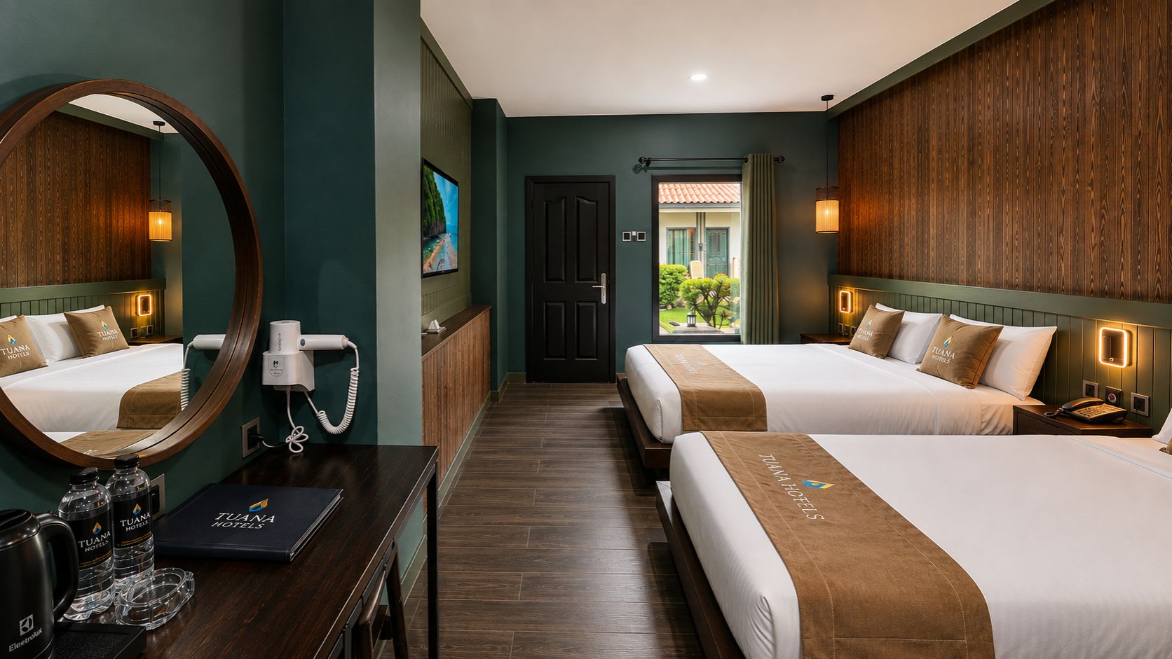 Habitación de hotel con dos camas, un escritorio, teléfono, espejo y vista al exterior.