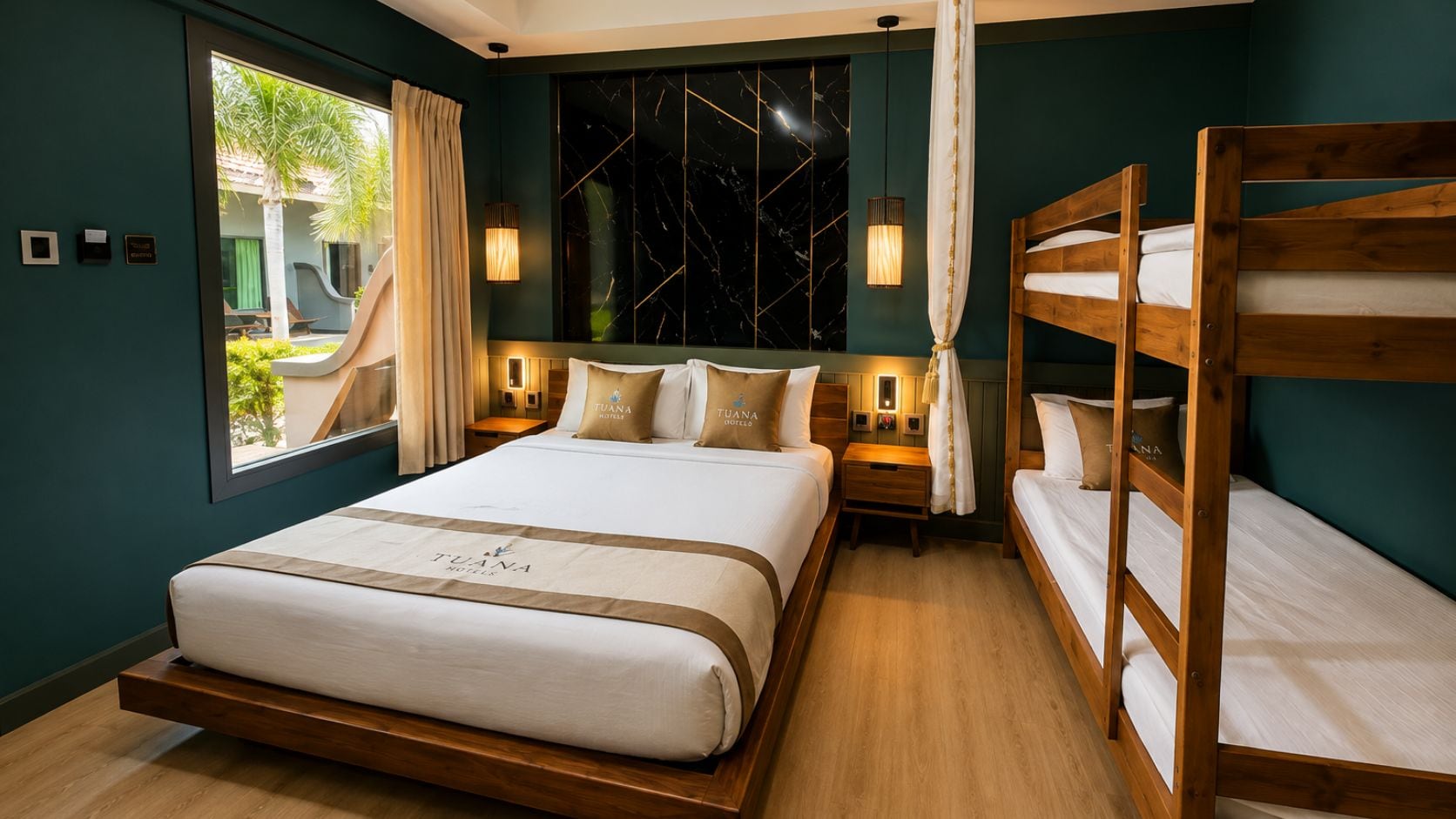 Quarto de hotel com uma cama grande, uma cama menor, uma beliche de madeira, uma janela com cortinas e vista para o exterior.