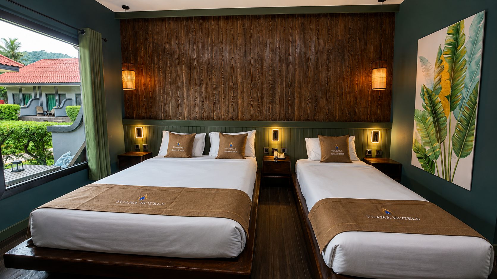 Habitación de hotel con dos camas, cabecera de madera, mesitas de noche, lámparas fijadas a la pared y vistas al exterior.