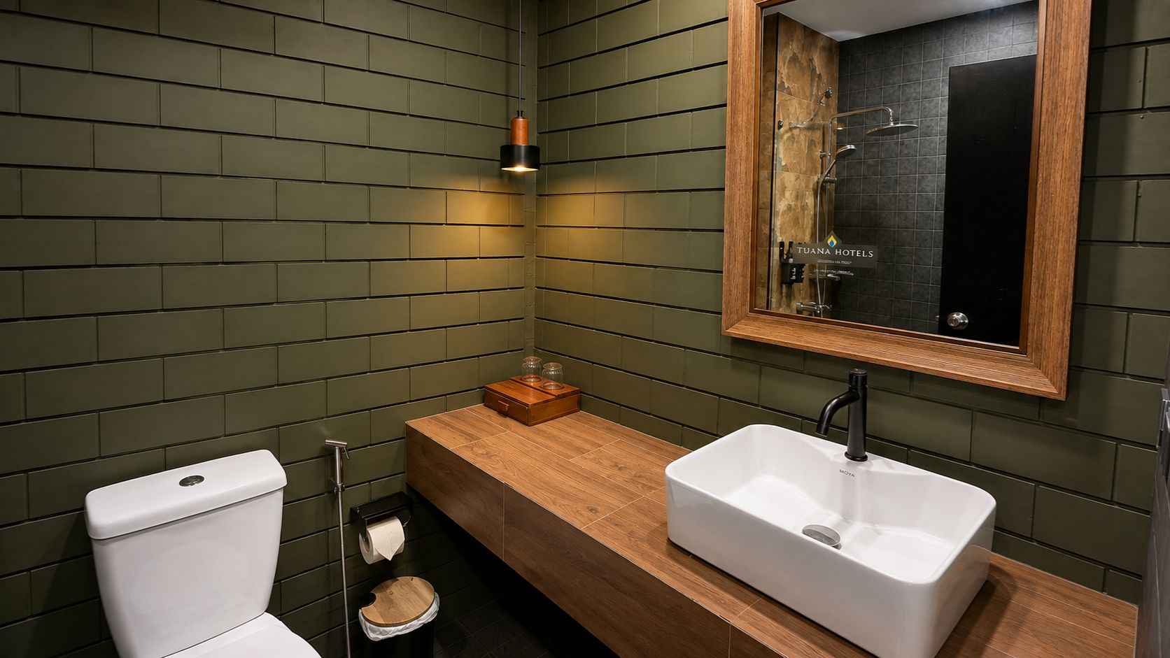 Ein modernes Badezimmer mit einem Holzlagerfläschchen, einem weißen Waschbecken und einer Toilette.