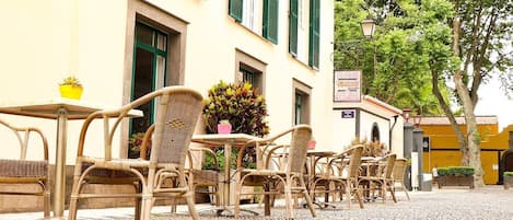 Aperto a colazione, pranzo e cena, cucina regionale 