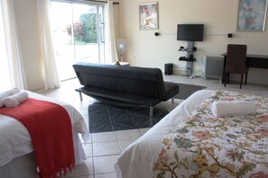 1 sovrum, sängtillbehör av högsta kvalitet och skrivbord