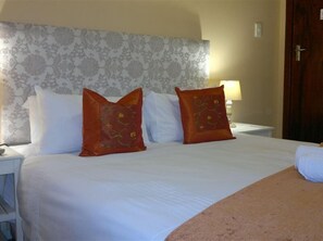 1 bedroom, premium bedding, desk, iron/ironing board - Sunnyridge Lodge (East London)