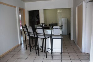 Fridge, coffee/tea maker
